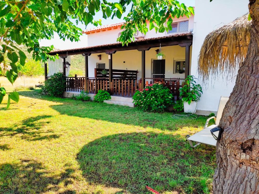 Βεράντα με κήπο και θέα βουνό