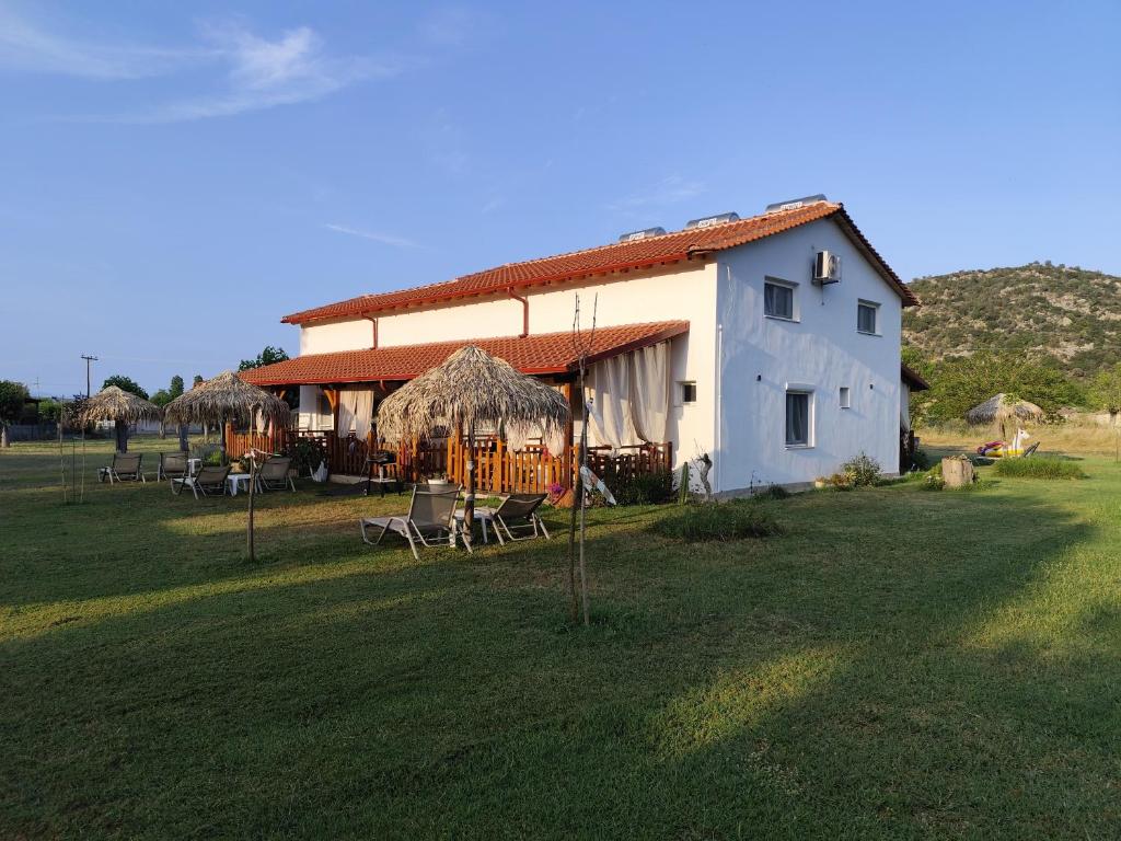 Εξωτερικός χώρος συγκροτήματος με βουνό